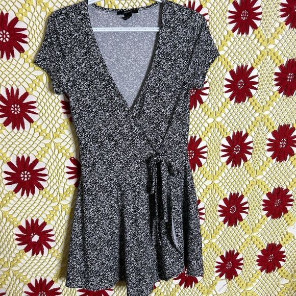 Black Forever 21 Floral Jumsuit M - Picture 12 of 13